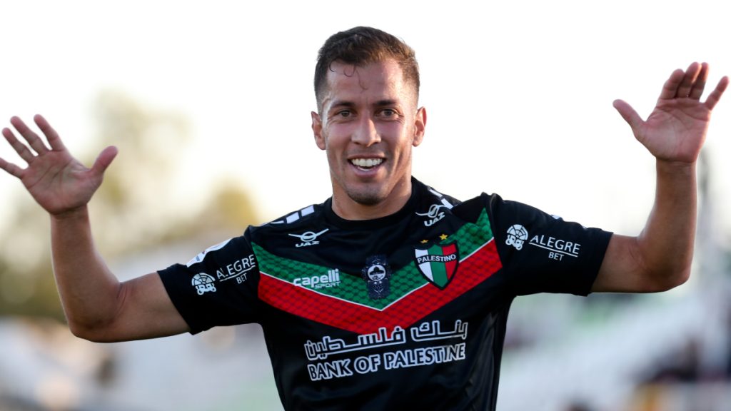 Agustín Farías celebrando un tanto suyo con la camiseta árabe.