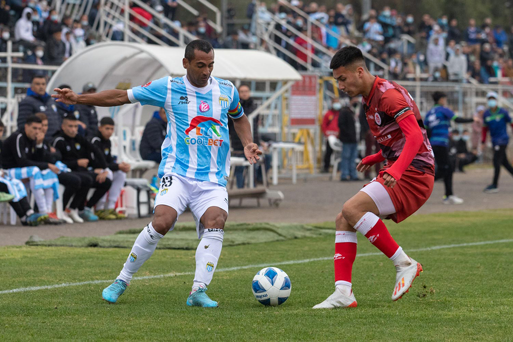 Los carabeleros continúan firmes en el primer lugar de la segunda categoría del fútbol chileno.