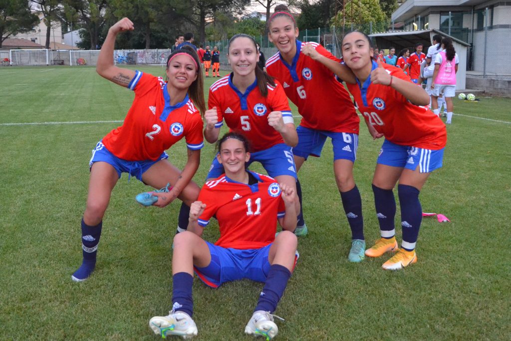 Catalina Figueroa, junto a sus demás compañeras de la selección chilena femenina de fútbol Sub 17.