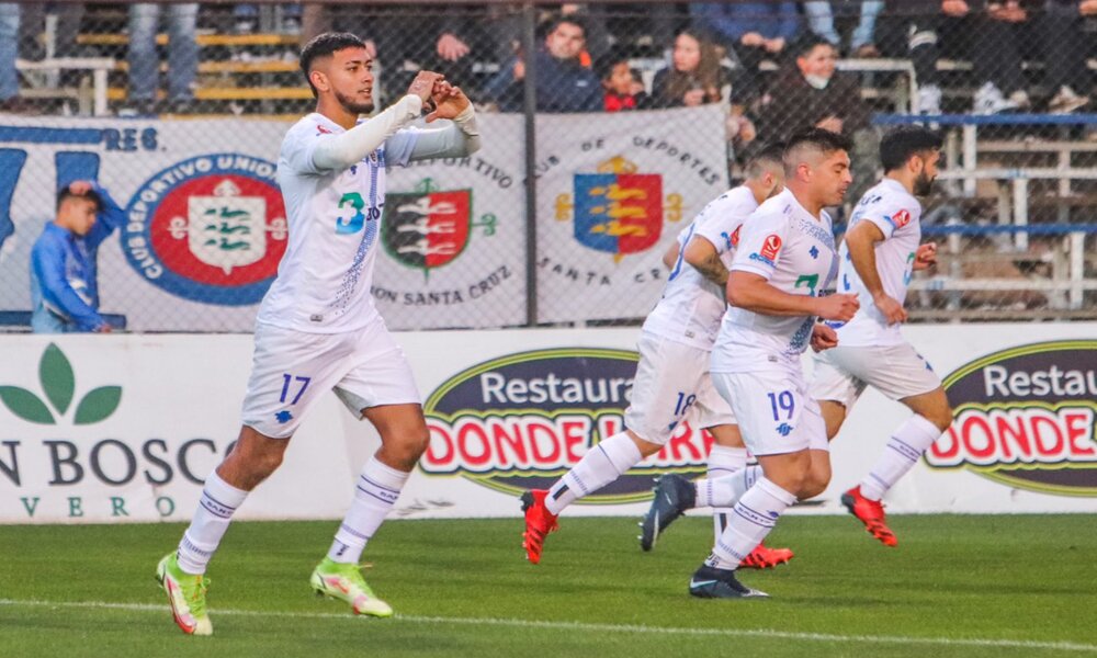 Diego Arias celebrando uno de los goles para Santa Cruz.