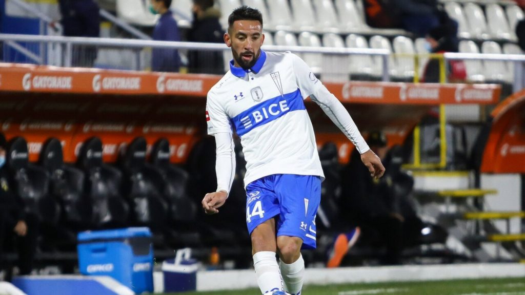 Mauricio Isla controlando el balón en un partido de la UC.