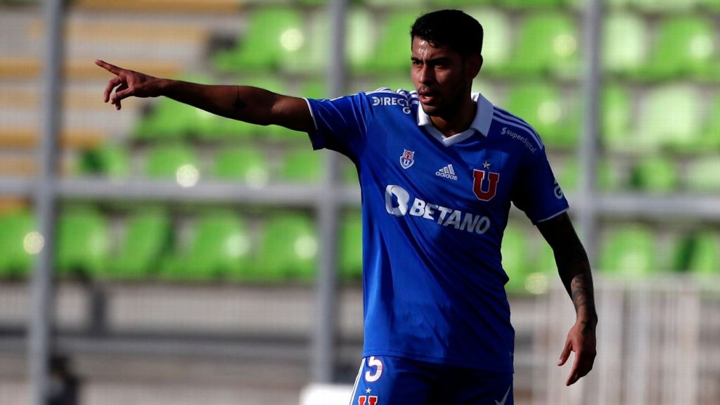 Emmanuel Ojeda jugando con la camiseta de la Universidad de Chile.