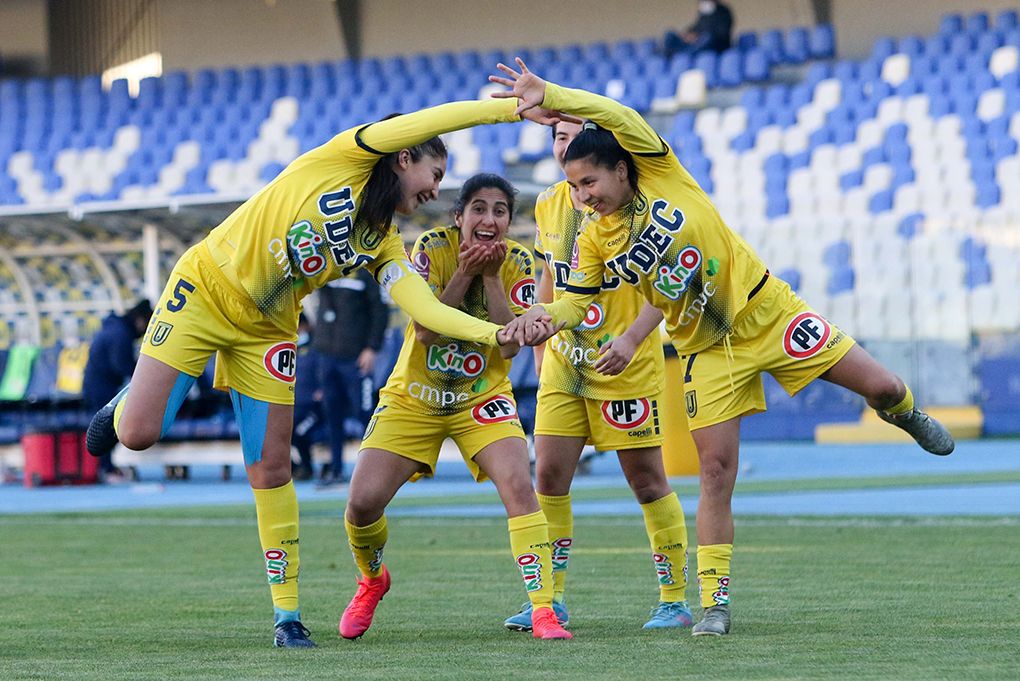 u. de Concepción celebrando un gol