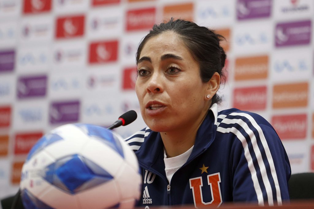 Yessenia López hablando en conferencia de prensa de Universidad de Chile.