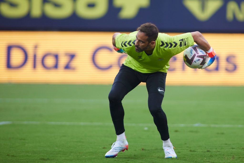 Claudio Bravo fue figura en el empate de los verdiblancos.