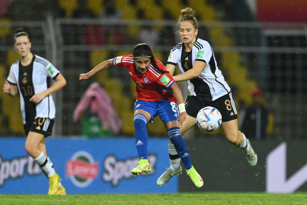 La mediocampista de la selección chilena Sub 17, Ambar Figueroa disputando el balón ante una jugadora germana.