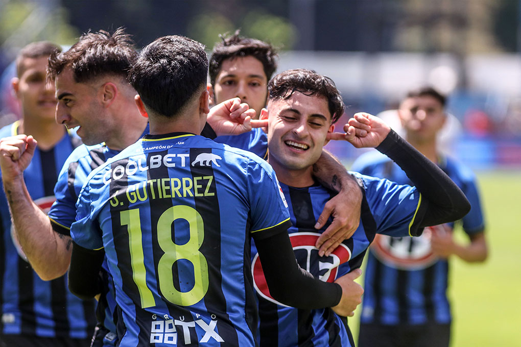 Futbolistas de Huachipato festejando la goleada ante el romántico viajero