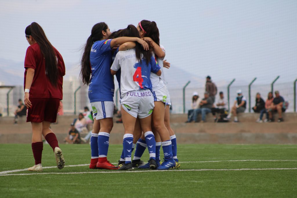 Las pumas celebrando uno de los goles ante Deportes La Serena por la fecha 6 del Grupo B por el torneo femenino.