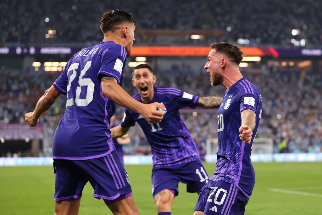 Jugadores de Argentina celebrando el primer gol ante los polacos.