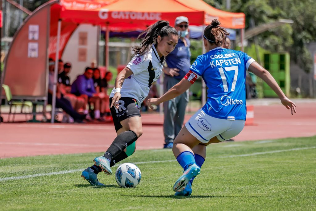 Valentina Navarrete disputando el balón contra Naiara Kapstein (Foto: Andrea Faúndez/ Comunicaciones Santiago Morning) 