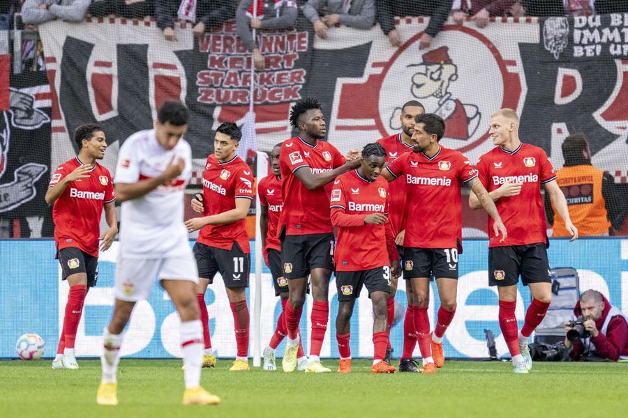 Futbolistas del Bayer Leverkusen festejando un gol ante el Stuttgart.