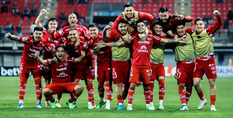 Jugadores de Ñublense festejando (Foto: Twitter Deportivo Ñublense)