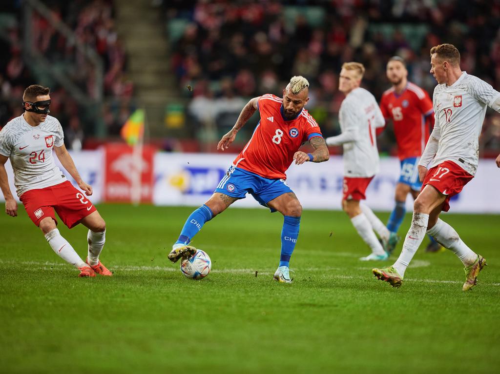 Arturo Vidal recuperando un balón para La Roja frente a Polonia.
