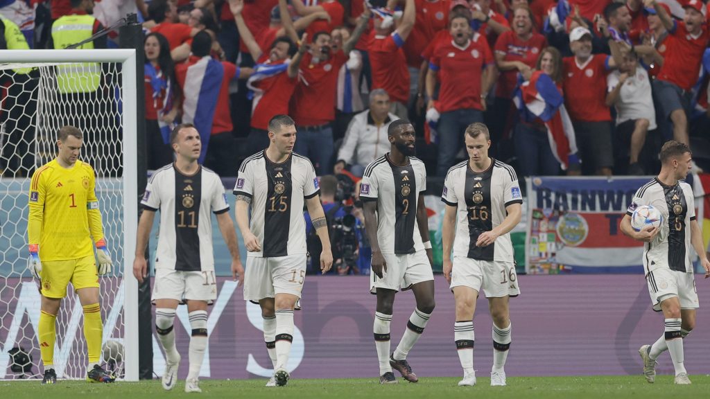 Futbolistas de Alemania tristes por el no paso a los octavos de final del Mundial Qatar 2022.