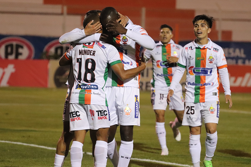 Jugadores de Cobresal celebrando un gol ante Unión La Calera.