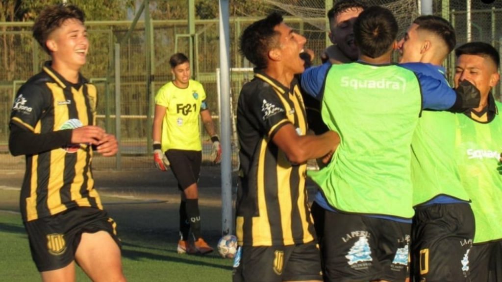 Jugadores de Concón National celebrando un gol en la Tercera B 2022.