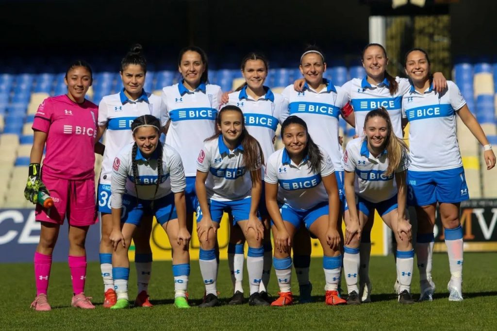 Formación de la UC Femenina en el certamen 2022.