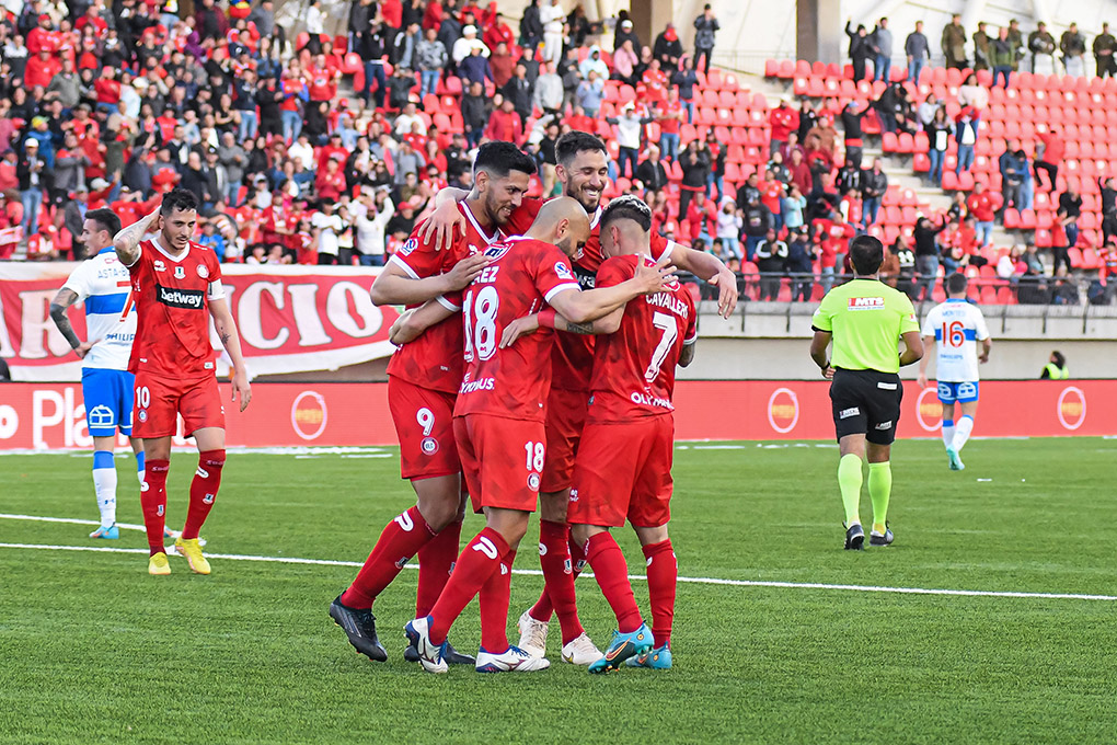 Jugadores de Unión La Calera celebrando un gol en el torneo pasado.