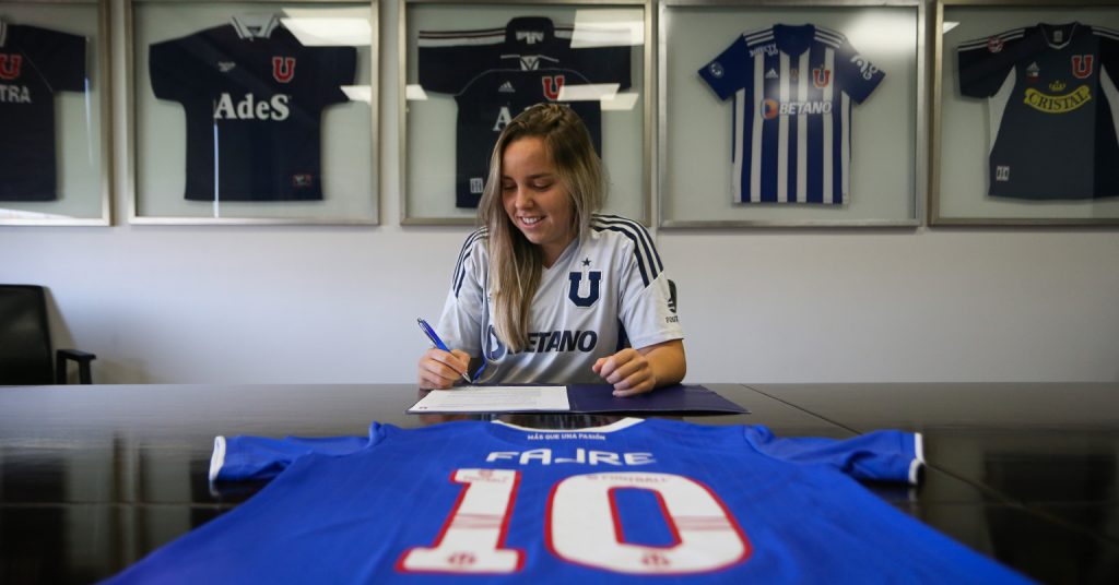 Nicole Fajre firmando su contrato como nueva fichaje de las azules.