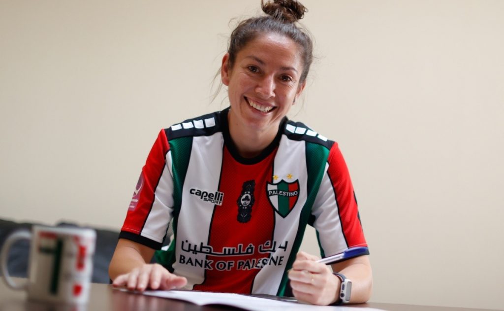 Nicole Gutiérrez sellando su contrato con Palestino Femenino.