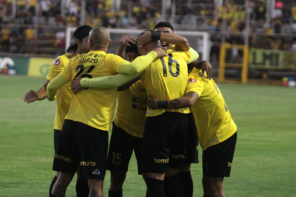 Futbolistas de los canarios celebrando uno de los goles ante los aconcaguinos.