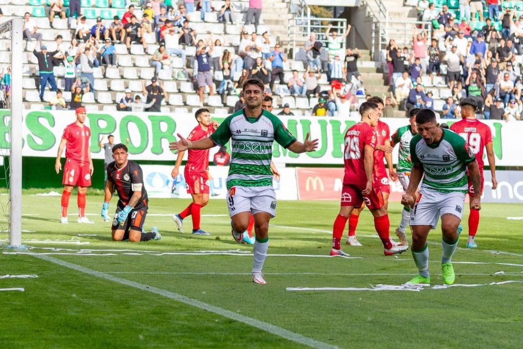 Luis Acevedo festejando el primer gol de Deportes Temuco.