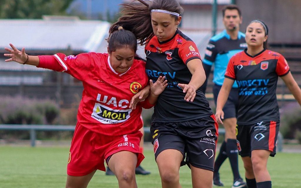 Unión Araucania frente a Deportes Valdivia en el Campeonato Fornativo Juvenil femenino. (foto: futbolfemeninounionaraucania)