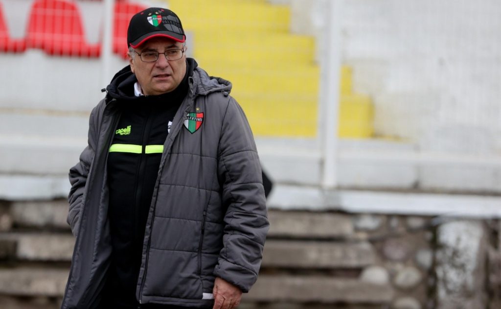 El entrenador de Palestino Femenino, Claudio Quintiliani dirigiendo.