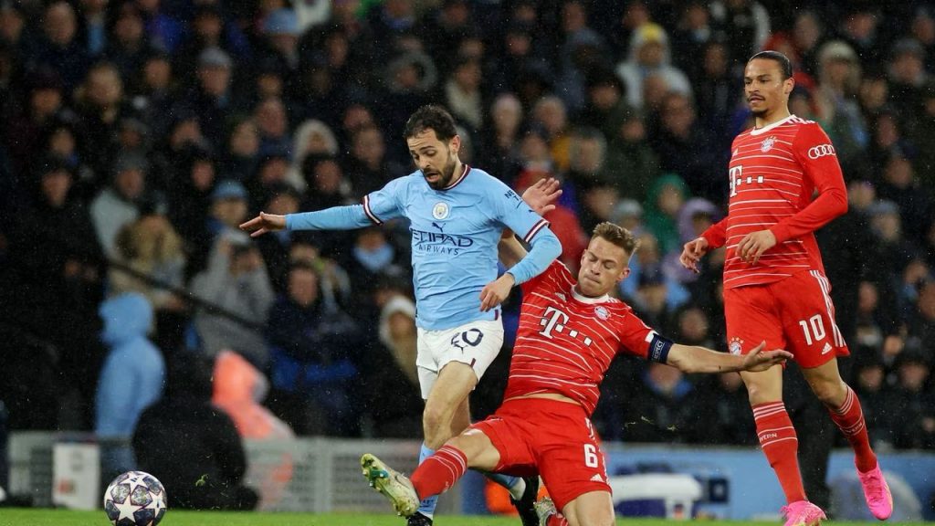 Bernardo Silva de Manchester City yendo a disputar el balón ante Kimmich.