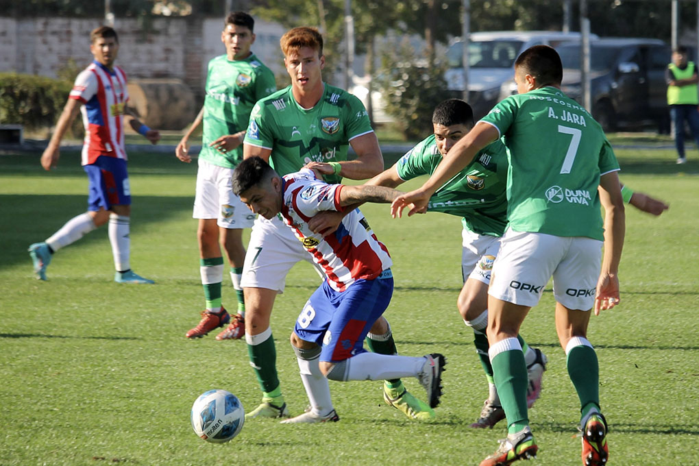 Trasandino y Deportes Linares jugando por la fecha 6 de la Segunda División Profesional.