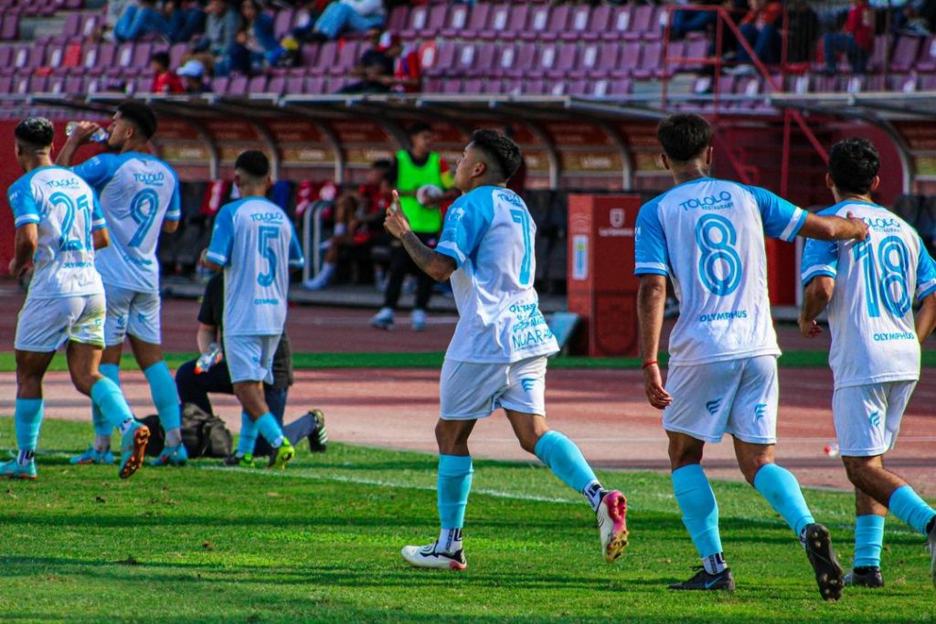 Futbolistas de Deportes Unión Compañías celebrando un gol.