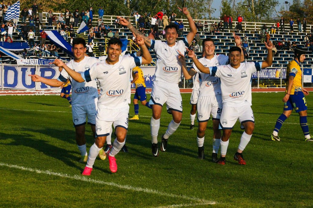 Los jugadores de Colchagua celebrando en la fecha 5 de la Tercera División A ante Provincial Ranco.