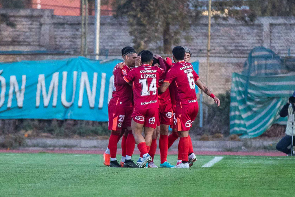 Jugadores de Deportes La Serena celebrando un gol.