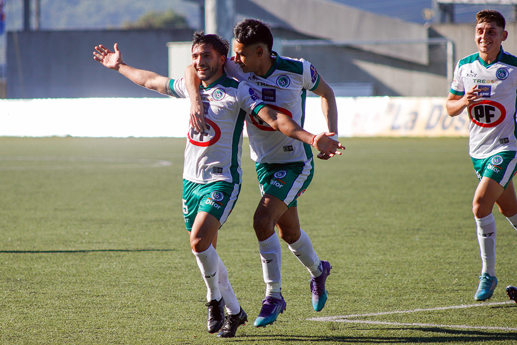 David Salazar celebrando el gol de Deportes Puerto Montt.