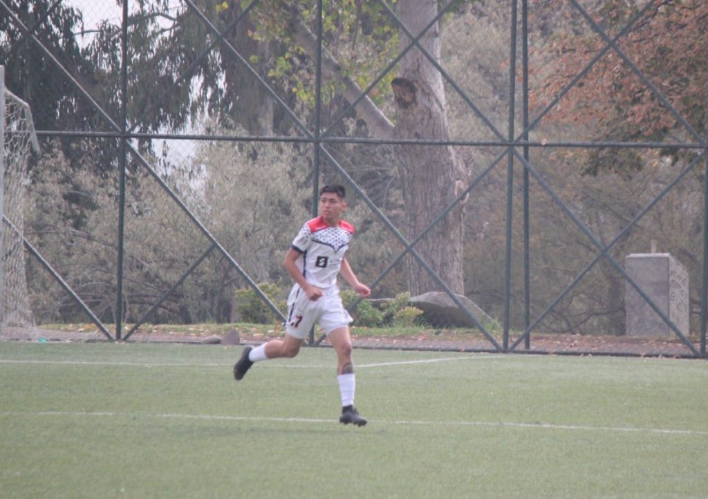 Benjamín Espinola corriendo en un partido ante Universidad de Chile.