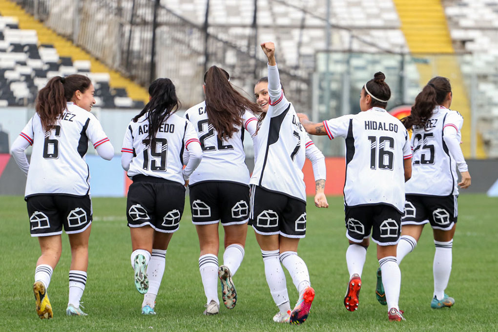 Colo Colo femenino celebrando un gol ante Deportes Puerto Montt.