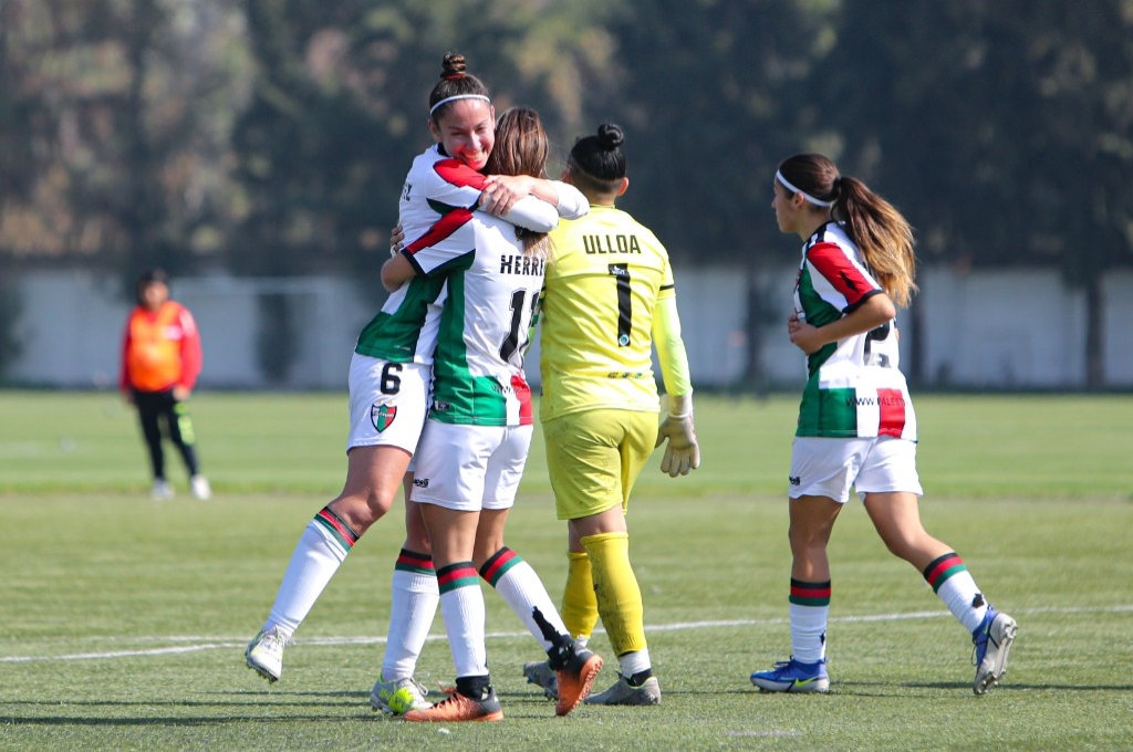 Jugadoras de Palestino femenino celebrando un gol.