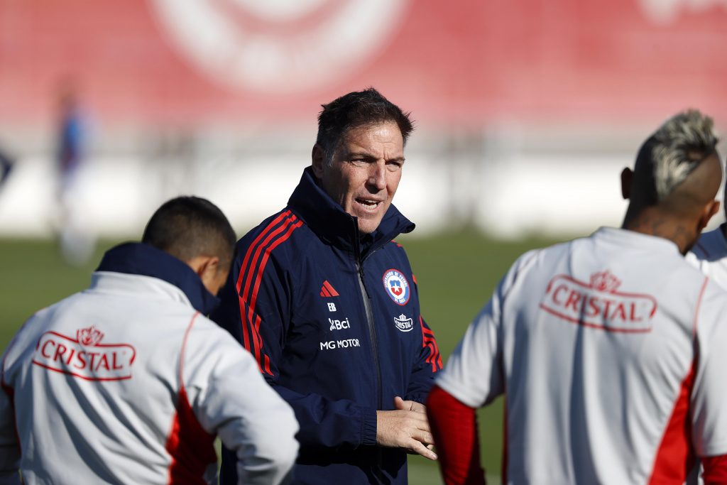 Berizzo dando instrucciones a sus jugadores de cara a los amistosos frente a Dominicana y Bolivia.