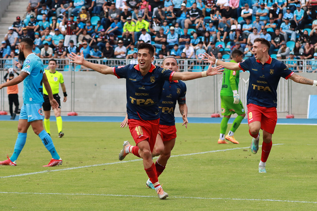 Mikel Arguinarena festejando el 2-0 de San Marcos de Arica ante Deportes Iquique.