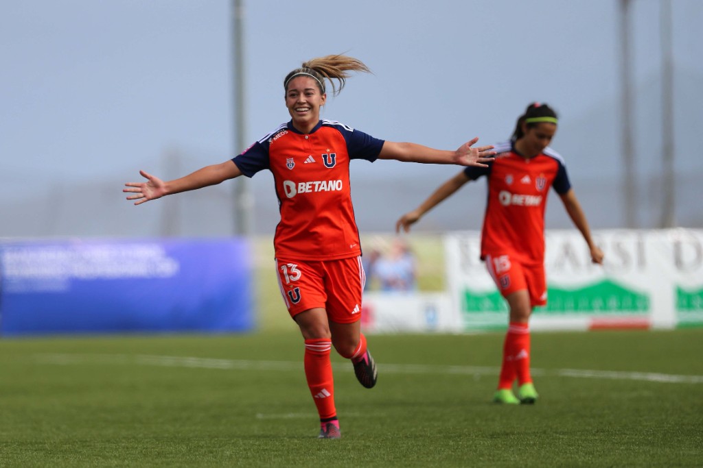 Futbolista de Universidad de Chile celebrando un gol en el Campeonato Femenino.