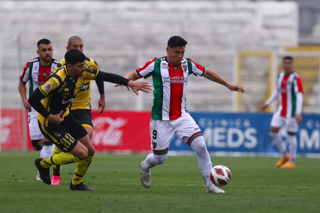 Jugadores de Palestino y Coquimbo Unido disputaron un entretenido empate.