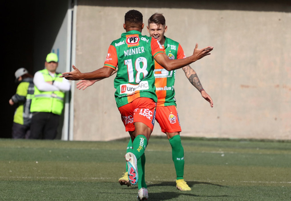 César Munder festejando el 1-0 de Cobresal.