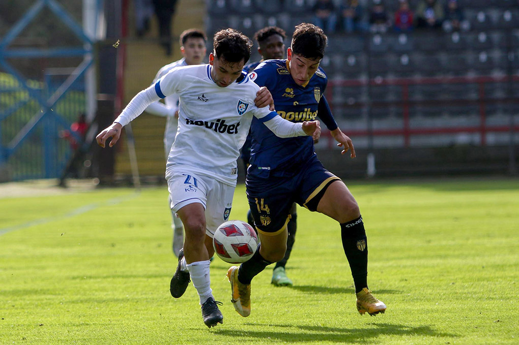 Huachipato y Magallanes disputando el balón por la fecha 12 de la Primera División.