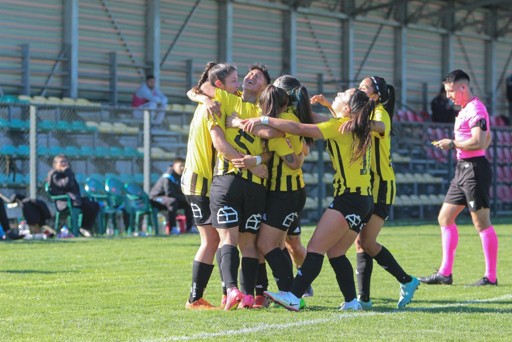 Jugadores de Fernández Vial Femenino celebrando en el torneo.
