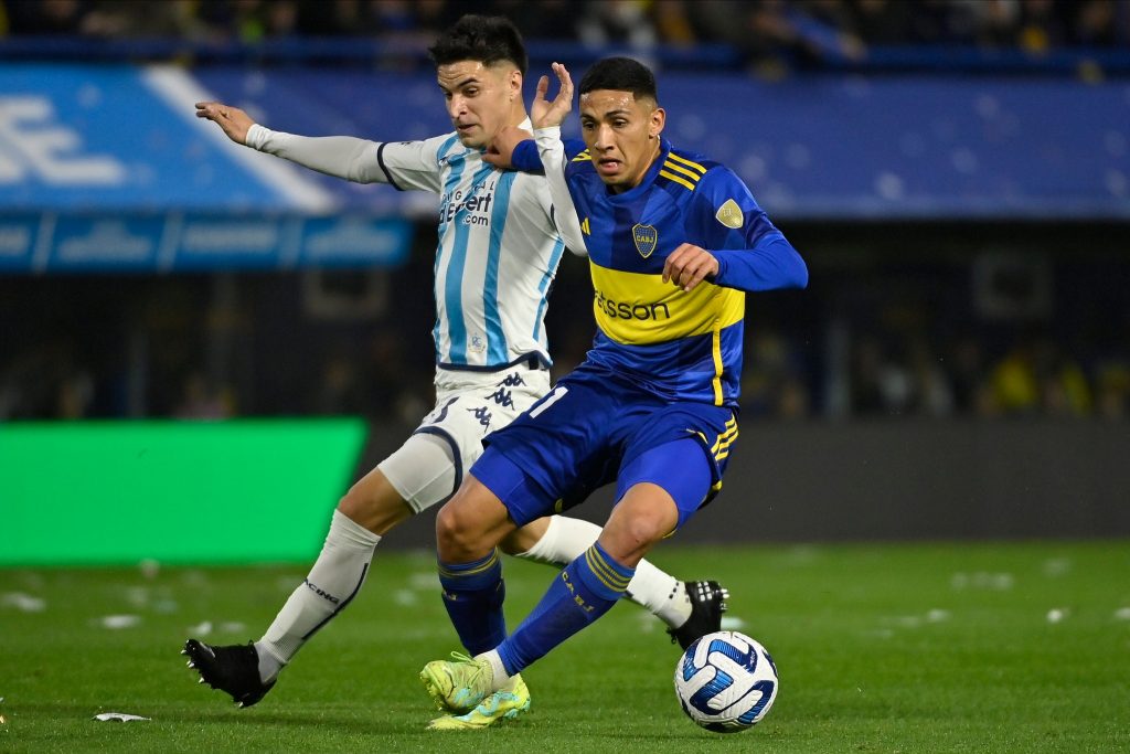 Boca Juniors y Racing disputando el balón en los cuartos de final ida de Copa Libertadores
