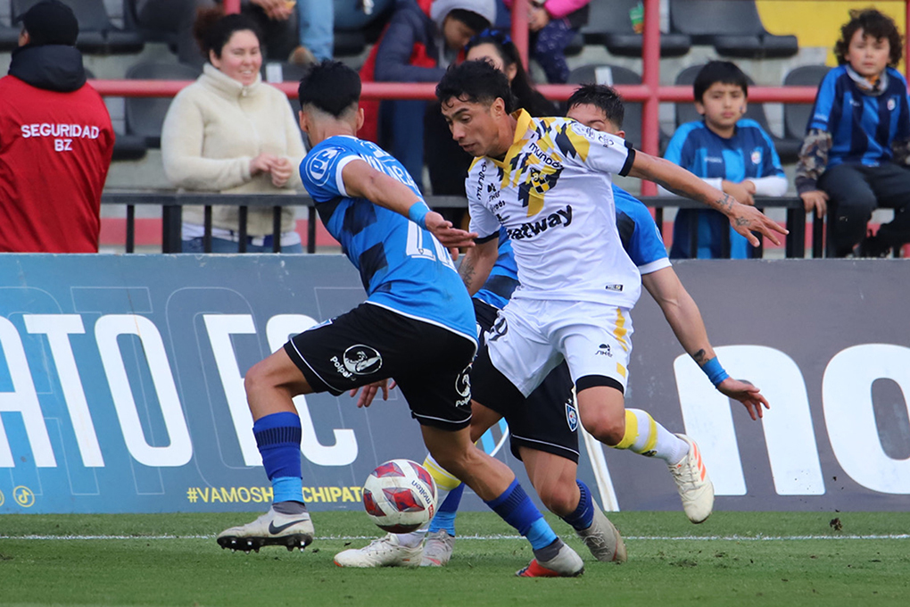 Jugadores de Huachipato y Coquimbo Unido yendo a disputar el balón.