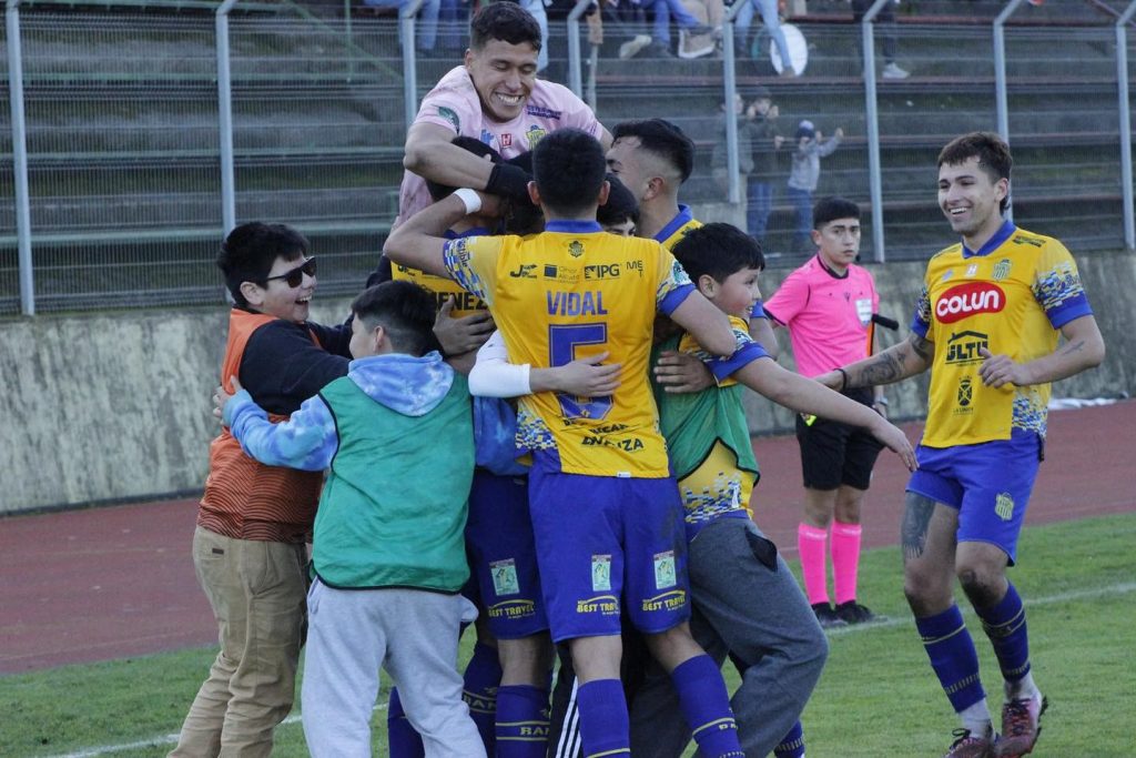 Jugadores de Provincial Ranco celebrando un gol ante Colchagua CD por la fecha 3 de la liguilla Ascenso en Tercera A.