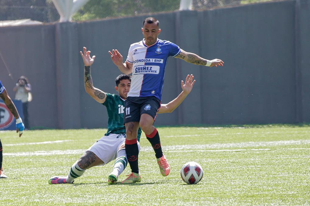 Juan Ignacio Duma de Wanderers yendo a marcar al delantero "puma" Sebastián Ubilla.