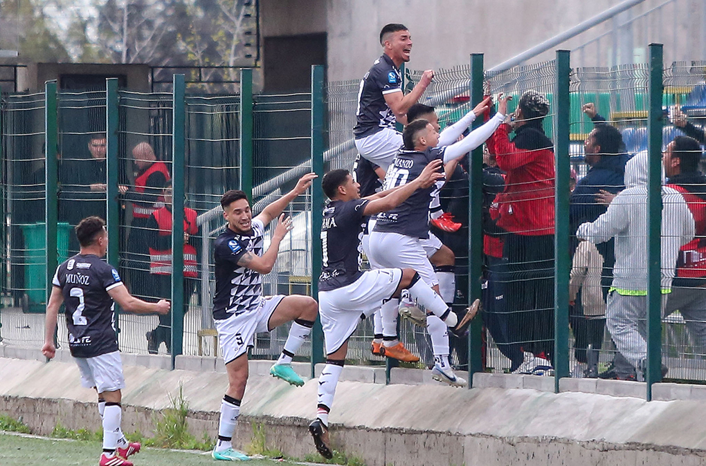 Jugadores de Deportes Limache celebrando ante sus hinchas por la fecha 21 de la Segunda División Profesional.