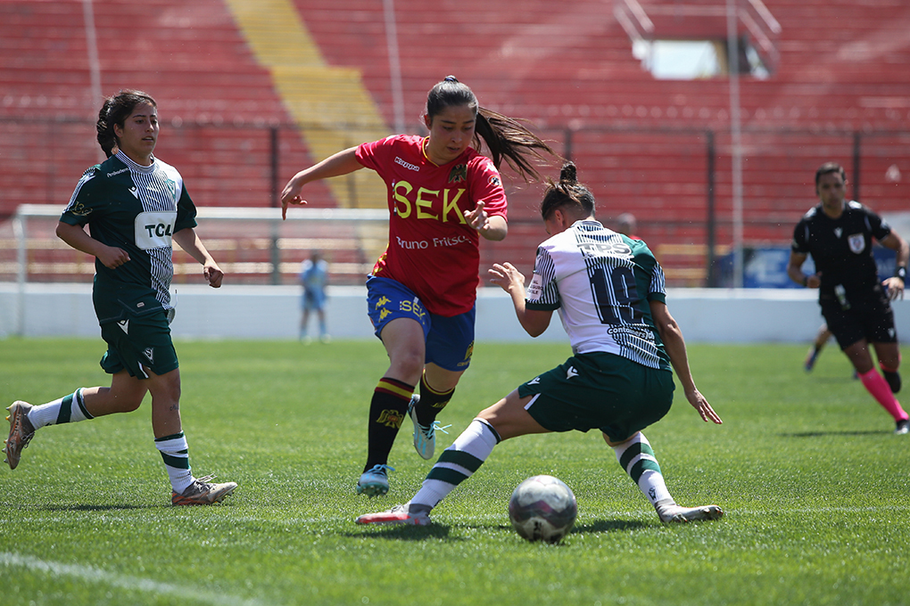 Unión Española y Santiago Wanderers jugando la semifinal del Ascenso Femenino en el estadio Santa Laura.